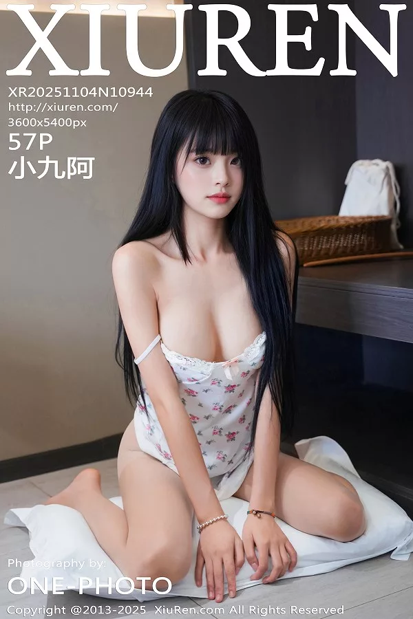 小九阿性感碎花白吊带配超薄肉丝秀凹凸身材撩人绝美写真