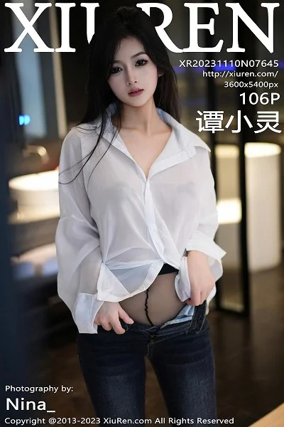 谭小灵性感白T配简约牛仔裤露超薄黑丝秀惹火身材绝美写真