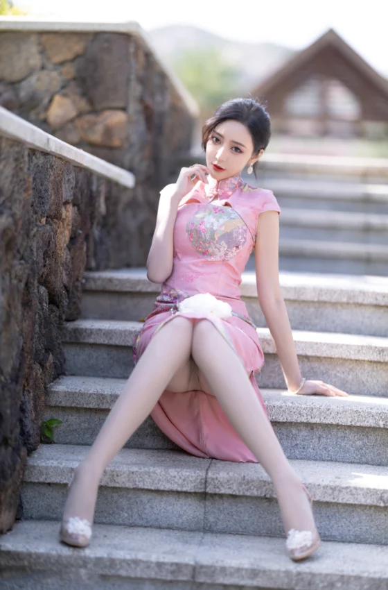 [秀人付费] 王馨瑶yanni 诱人私拍福利 粉色旗袍