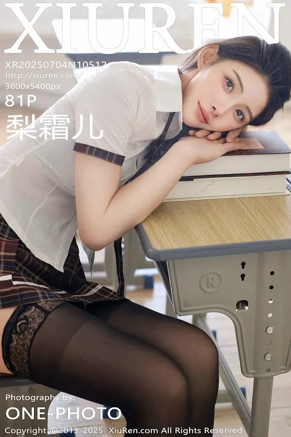 梨霜儿性感学妹制服露黑色内衣配黑丝袜秀凹凸身材绝美写真