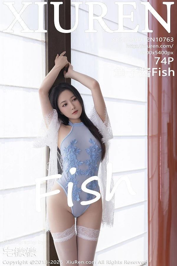 鱼子酱Fish性感浅蓝轻透连体衣配白丝袜秀曼妙身姿绝美写真