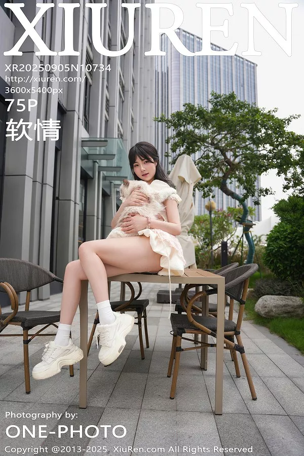 软情性感浅色连衣短裙配白色腿袜秀翘臀撩人绝美写真