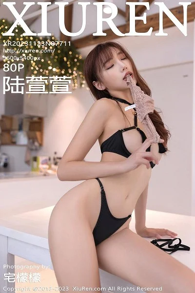 陆萱萱性感浅色蕾丝内衣+黑色情趣服饰秀惹火身材绝美写真