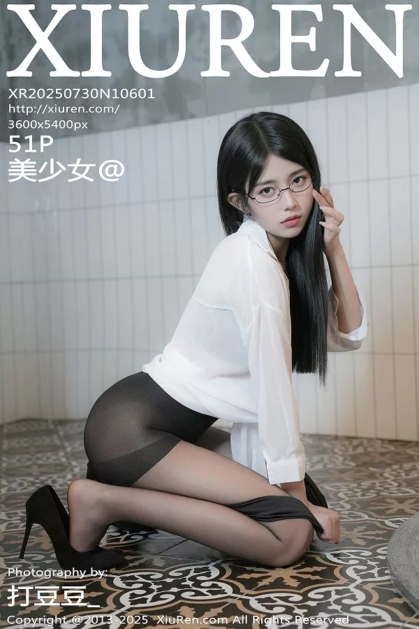 美少女@性感白色衬衫配超薄无内黑丝秀柔美身姿绝美写真