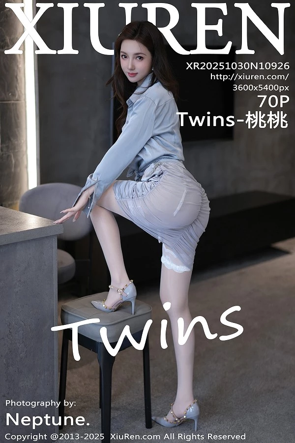 Twins-桃桃性感浅色连衣短裙配白丝吊袜秀曼妙身姿绝美写真