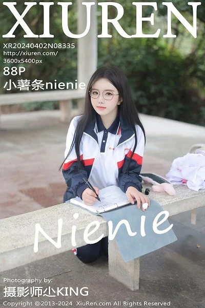 小薯条nienie户外性感学生运动装露超薄肉丝撩人绝美写真