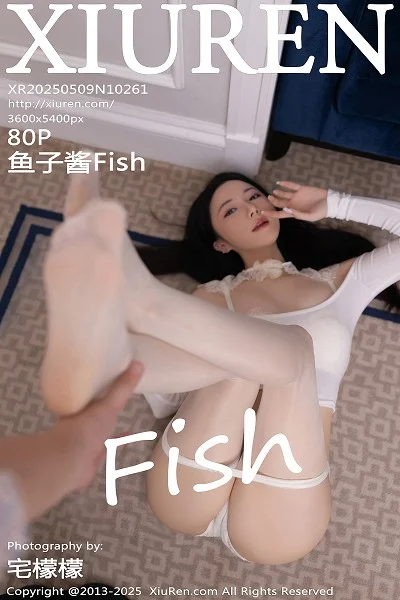 鱼子酱Fish性感白色短T露白色内衣配开档白丝秀美腿绝美写真