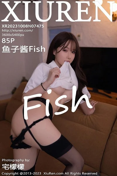 鱼子酱Fish性感白T配灰短裙露黑丝吊袜秀曼妙身姿绝美写真
