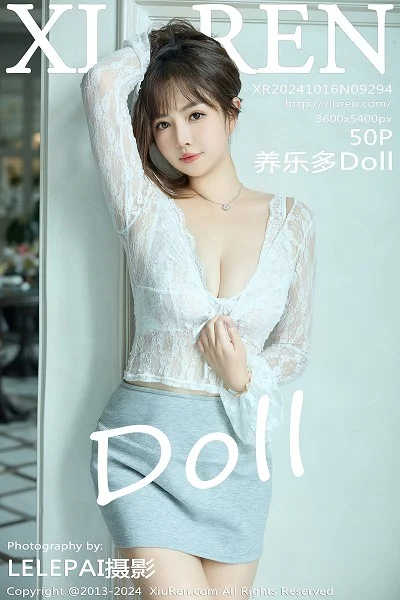 养乐多Doll性感白色蕾丝服饰配灰色短裙秀丰腴身材绝美写真