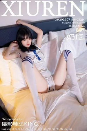 奶瓶性感白色水手服饰配白色长袜秀苗条身材迷人美腿写真