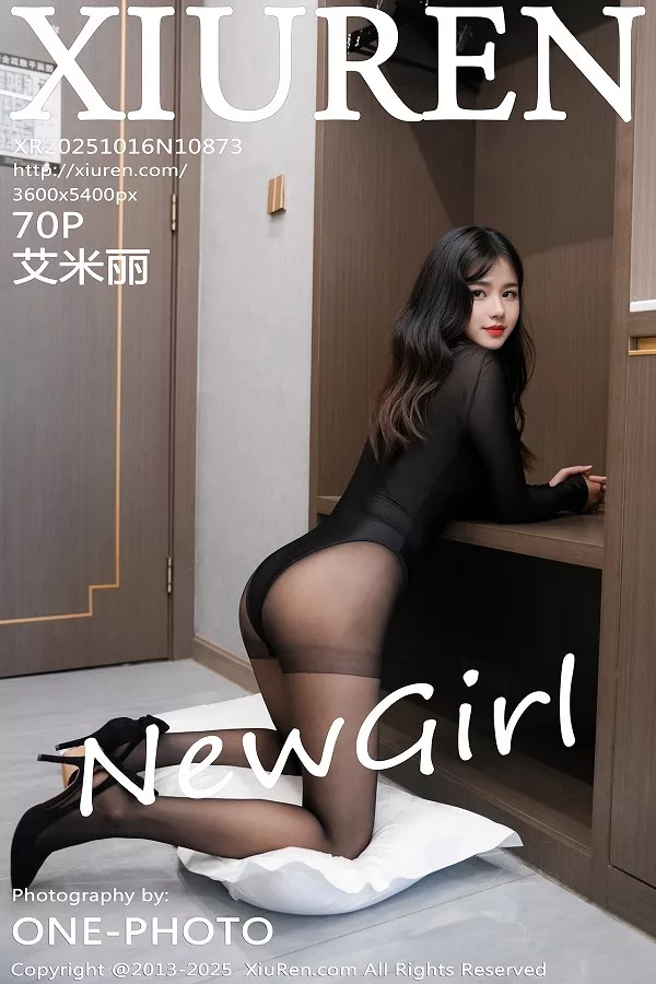 艾米丽性感黑色T恤配超薄黑丝秀曼妙身姿迷人绝美写真