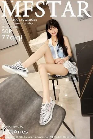 77qiqi私房性感百褶裙配超薄肉丝裤袜清爽迷人写真