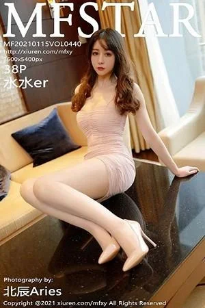 水水er私房沙发上脱粉色吊裙全裸上身撩人绝美写真