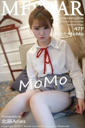 伊小七MoMo学生装性感短裙半脱内裤撩人绝美写真