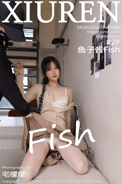 鱼子酱Fish性感浅色短裙配开档白丝秀曼妙身姿完美绝美写真