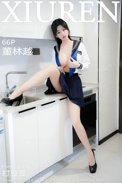 董林越性感蓝白色校服配黑高跟半脱秀丰满身姿惹火绝美写真