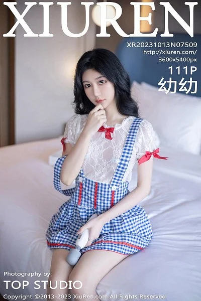 幼幼性感蓝白格子萝莉裙服饰多面视角秀完美身材绝美写真