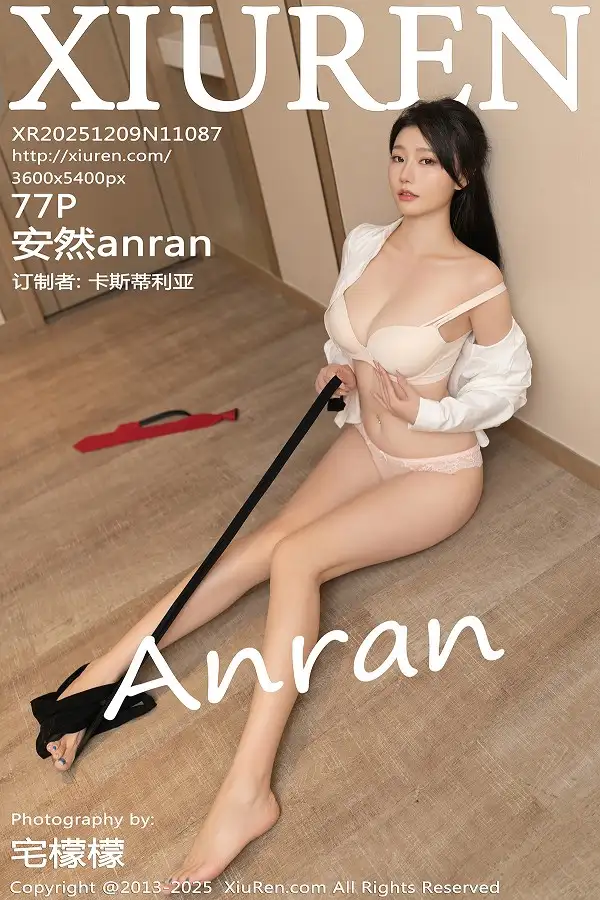 安然anran性感学生装扮百褶短裙配开档黑丝秀美腿绝美写真