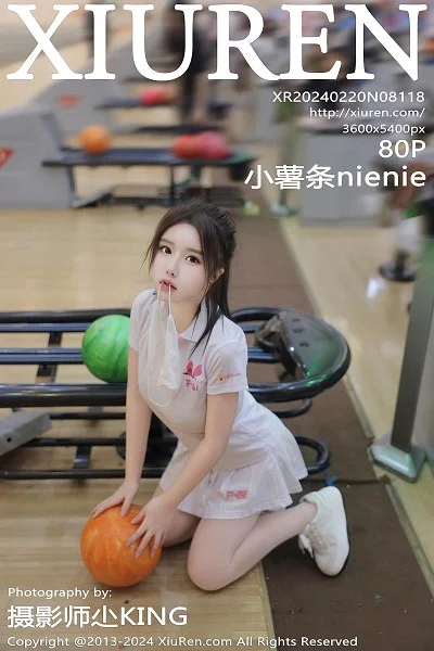 小薯条nienie球馆场景性感运动短裙套装秀丰腴身材绝美写真