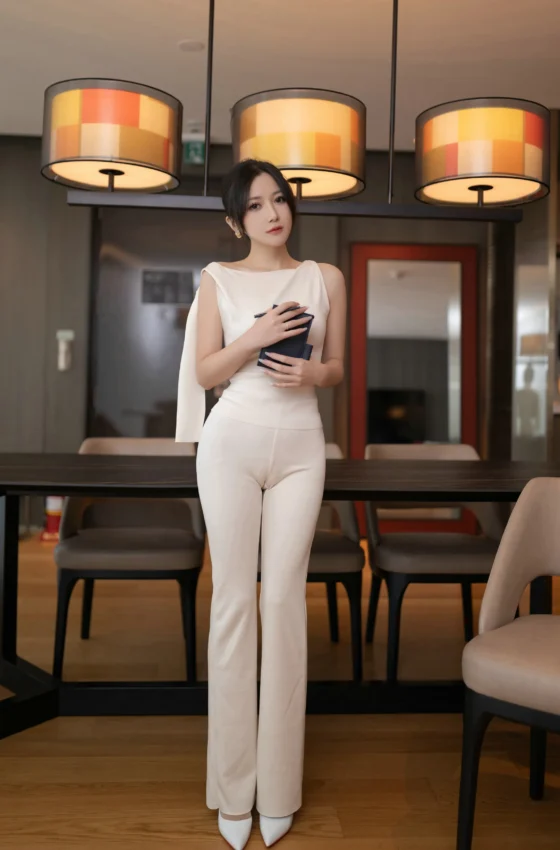 [秀人付费] 鱼子酱Fish 诱人私拍福利 职场女人