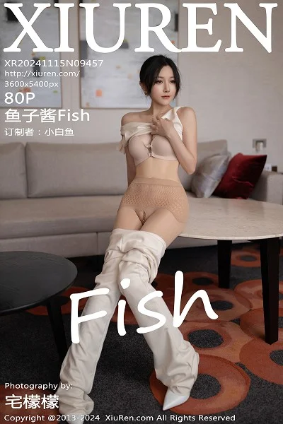 鱼子酱Fish职场主题浅色服饰配超薄肉丝秀曼妙身姿绝美写真