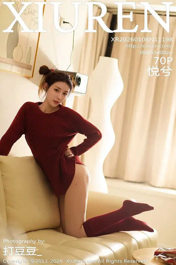 悦兮性感深红色毛衣配红色丝袜秀曼妙身姿迷人绝美写真