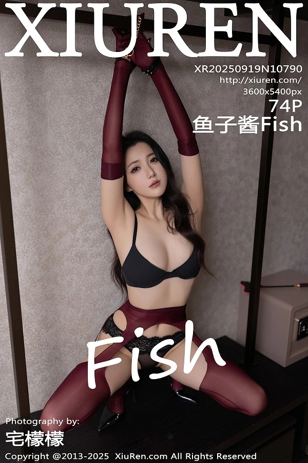 鱼子酱Fish性感黑色情趣内衣配红丝吊袜秀曼妙身材绝美写真