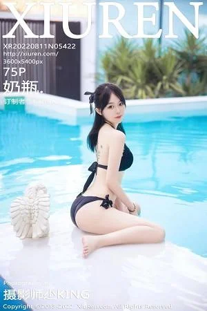 奶瓶大理旅拍泳池性感黑色比基尼秀曼妙身姿迷人绝美写真