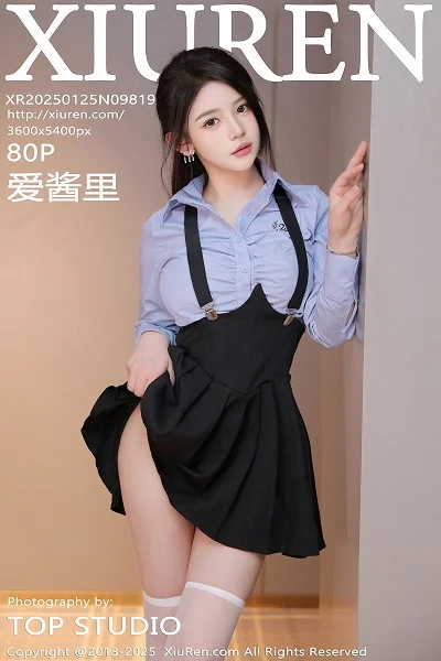 爱酱里性感蓝T配黑色吊带短裙露白丝袜秀完美身材绝美写真