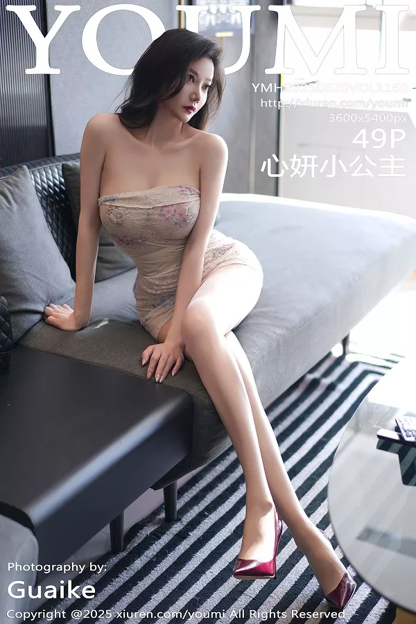 心妍小公主性感浅色连衣短裙配超薄肉丝秀丰满身材绝美写真