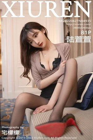 陆萱萱珠三角旅拍咖啡色上衣配黑短裙露蕾丝内衣绝美写真