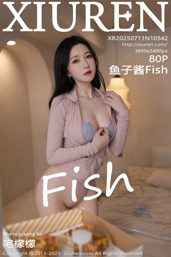 鱼子酱Fish粉色上衣配灰短裙露灰色内衣秀曼妙身材绝美写真