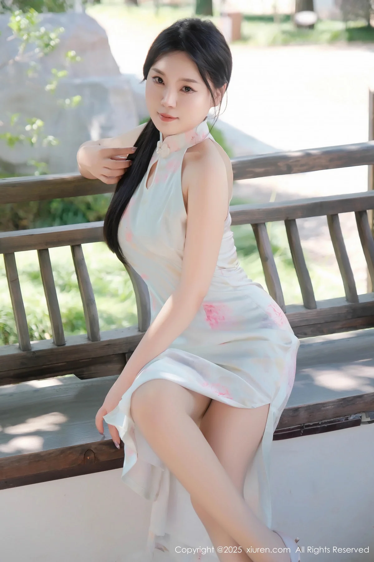 麦田性感浅蓝色旗袍配超薄无内肉丝秀曼妙身姿撩人绝美写真 第 13 张