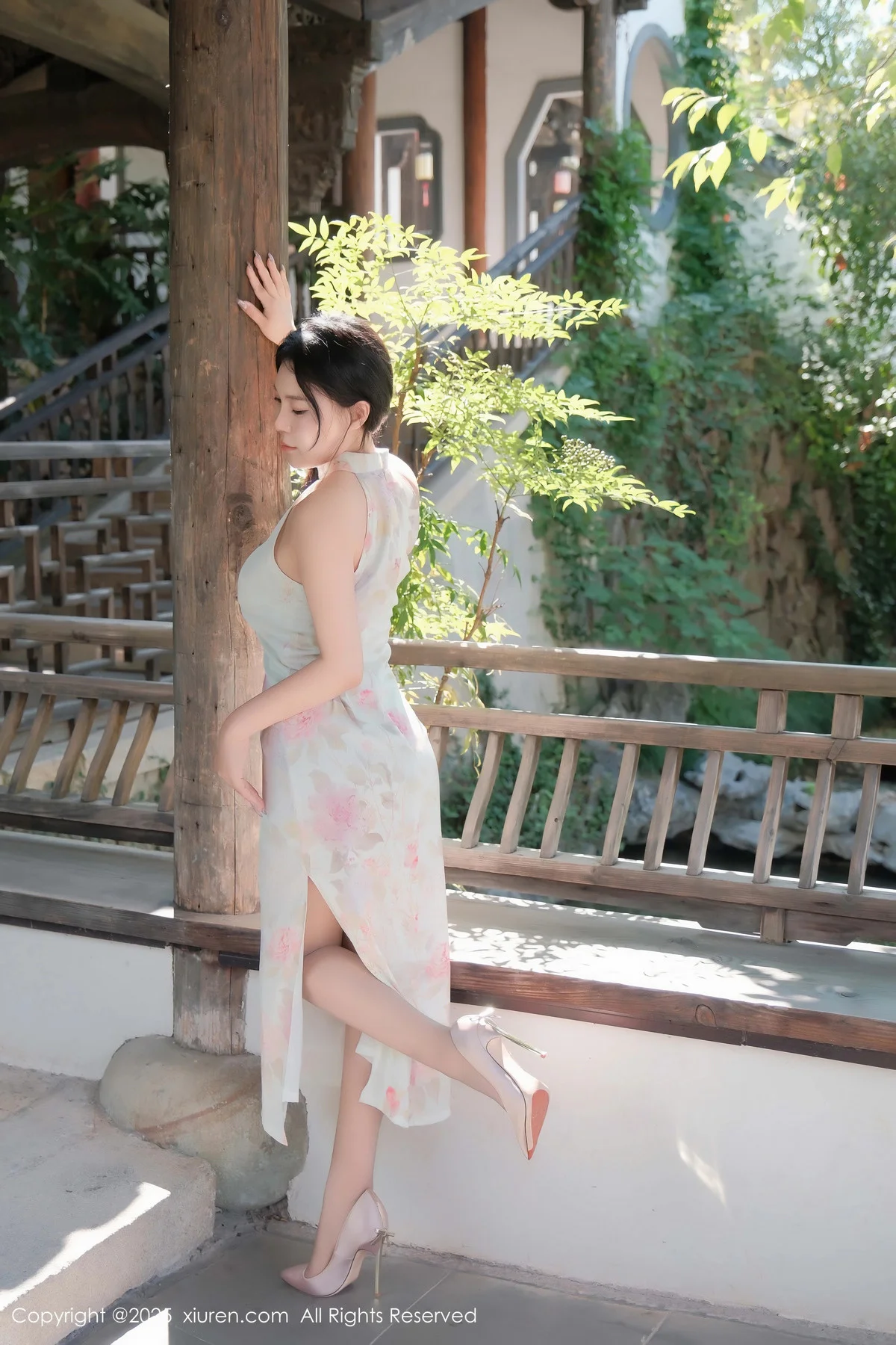 麦田性感浅蓝色旗袍配超薄无内肉丝秀曼妙身姿撩人绝美写真 第 32 张
