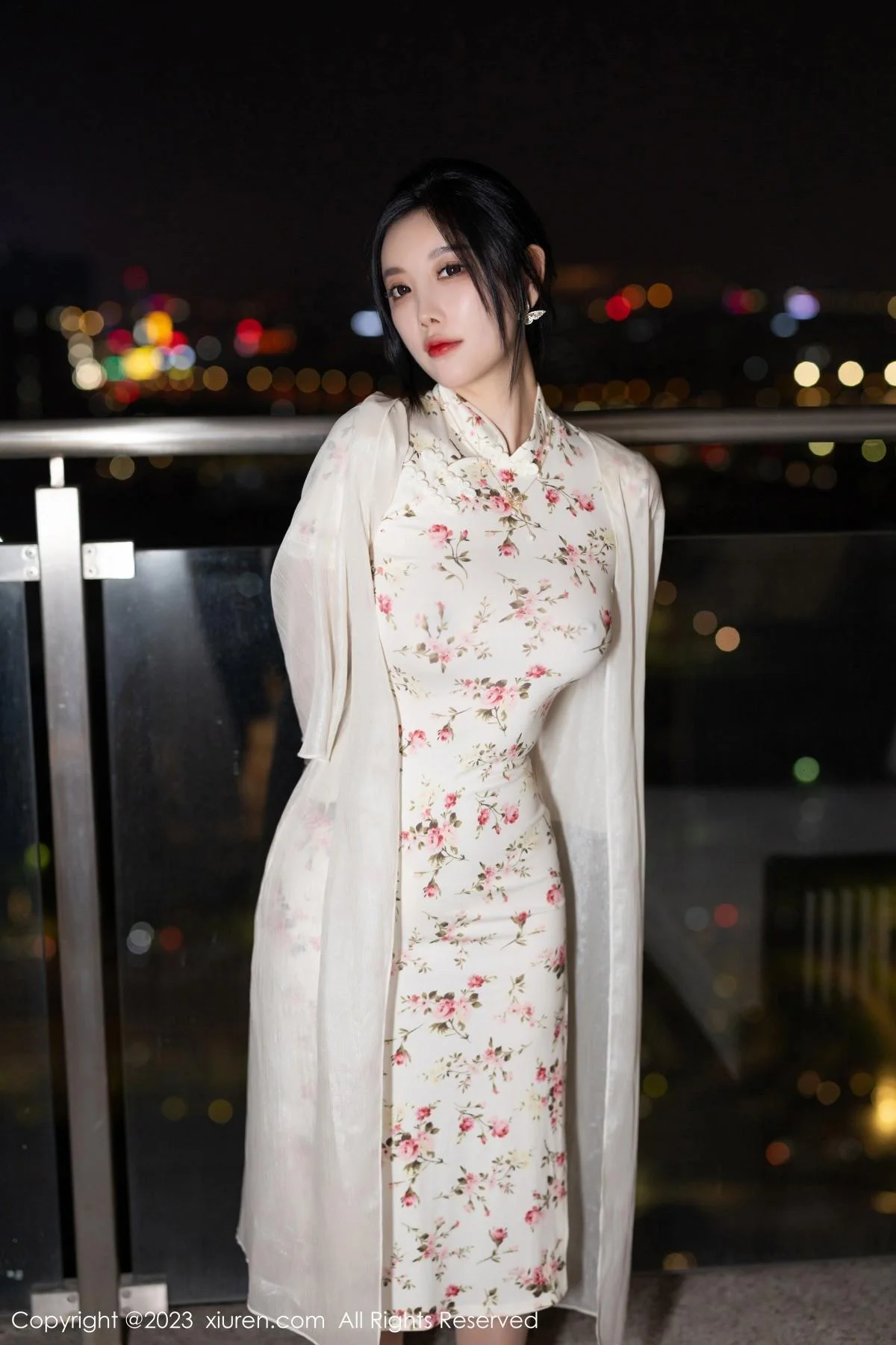 杨晨晨Yome性感米色长旗袍配开档肉丝秀丰腴身材绝美写真 第 1 张