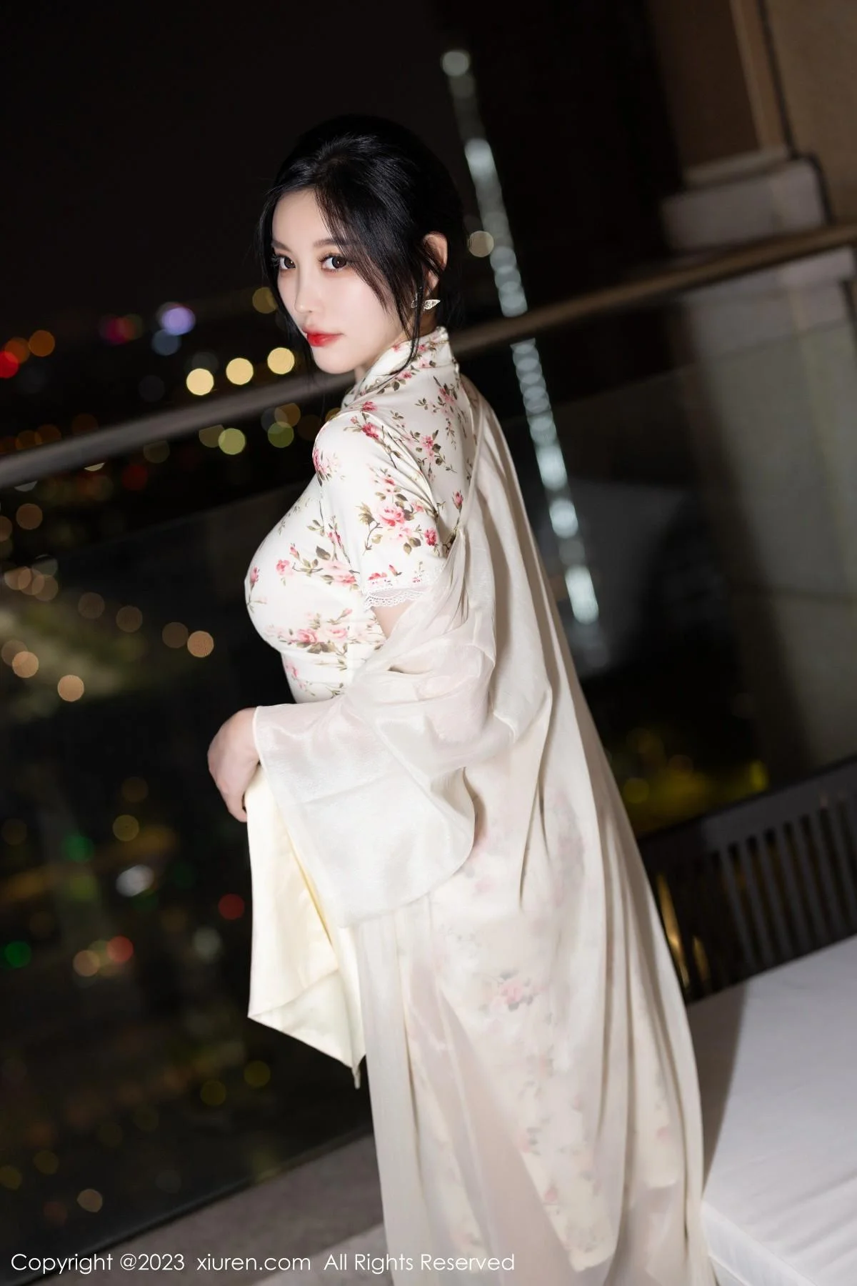 杨晨晨Yome性感米色长旗袍配开档肉丝秀丰腴身材绝美写真 第 11 张