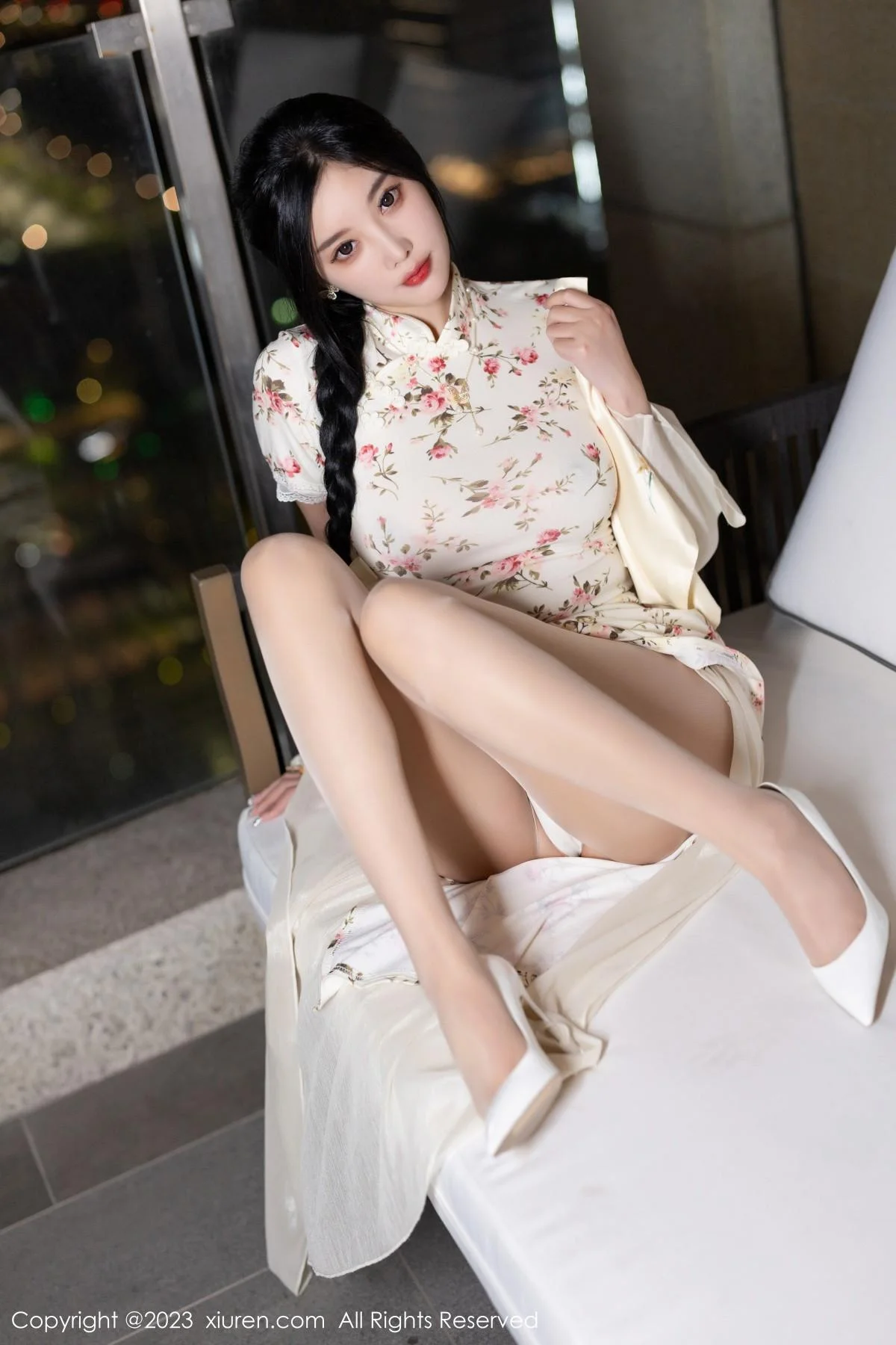 杨晨晨Yome性感米色长旗袍配开档肉丝秀丰腴身材绝美写真 第 15 张