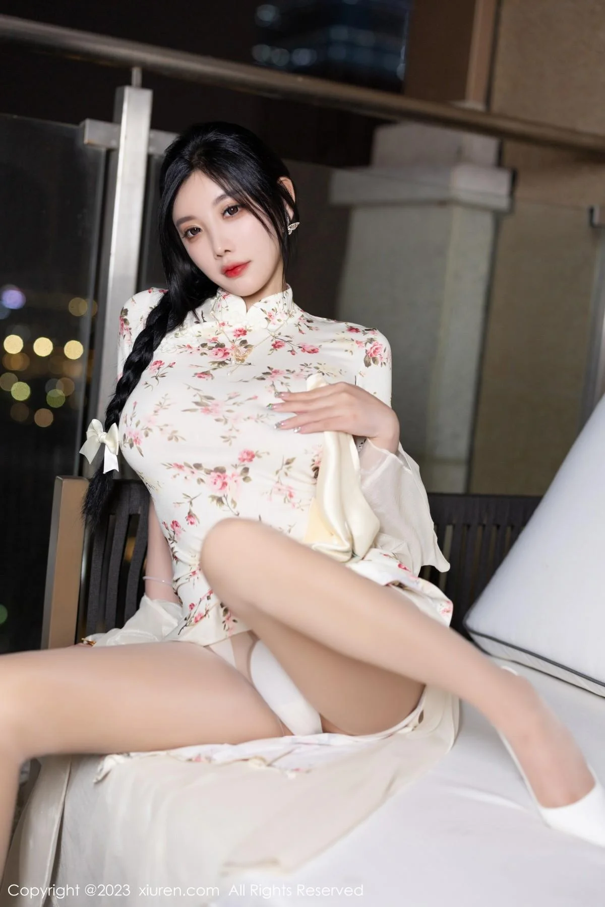 杨晨晨Yome性感米色长旗袍配开档肉丝秀丰腴身材绝美写真 第 16 张