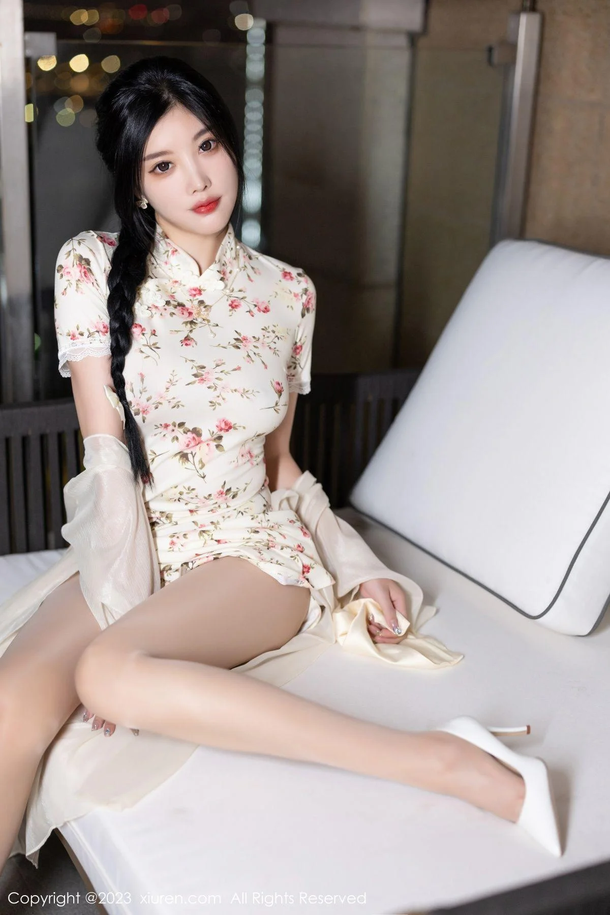 杨晨晨Yome性感米色长旗袍配开档肉丝秀丰腴身材绝美写真 第 18 张