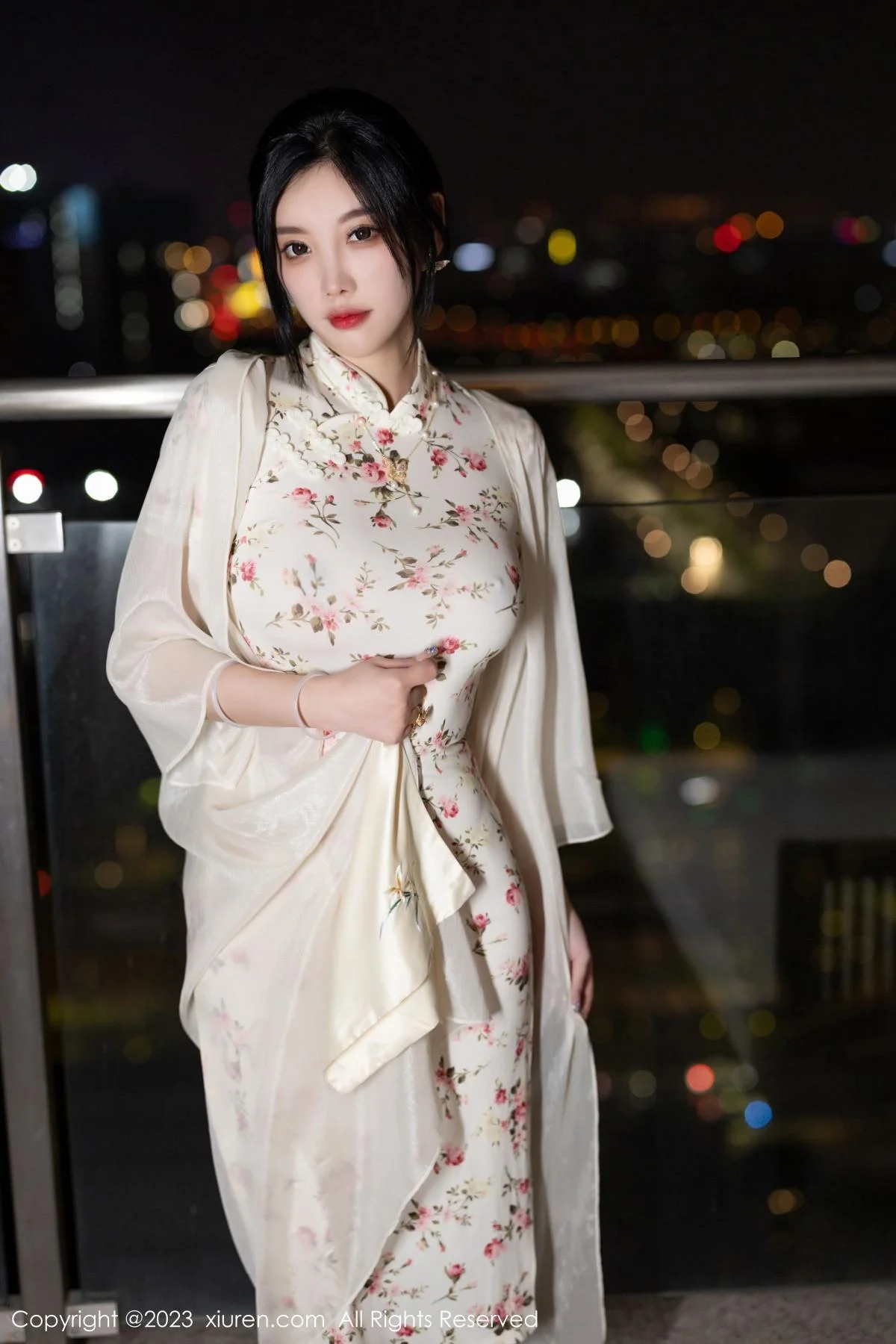 杨晨晨Yome性感米色长旗袍配开档肉丝秀丰腴身材绝美写真 第 2 张