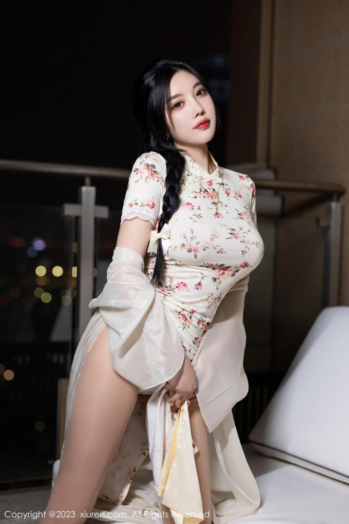 杨晨晨Yome性感米色长旗袍配开档肉丝秀丰腴身材绝美写真 第 22 张