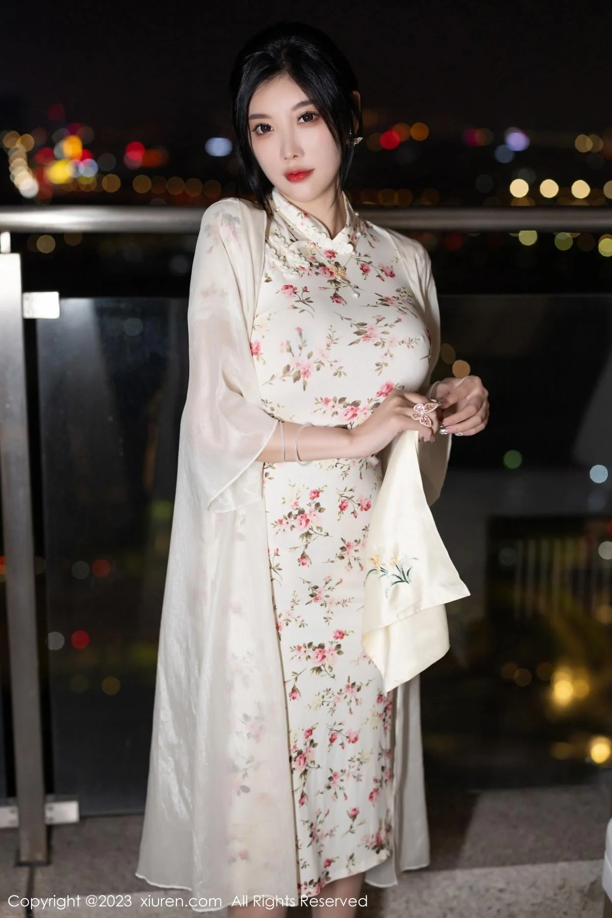 杨晨晨Yome性感米色长旗袍配开档肉丝秀丰腴身材绝美写真 第 3 张