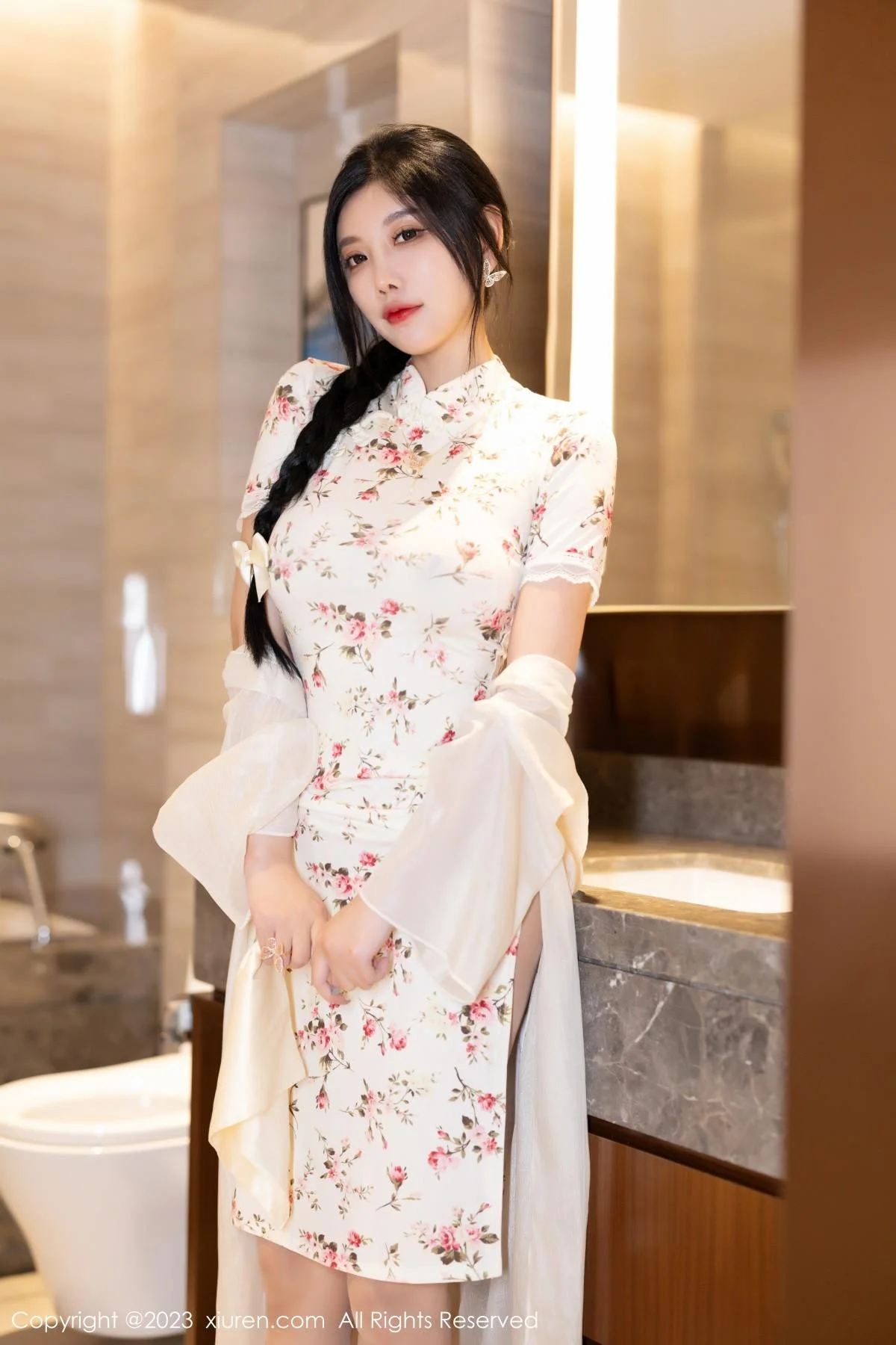 杨晨晨Yome性感米色长旗袍配开档肉丝秀丰腴身材绝美写真 第 33 张