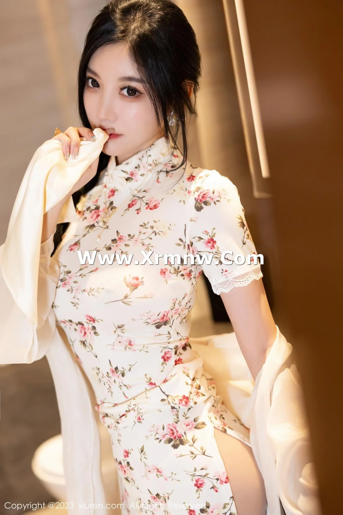 杨晨晨Yome性感米色长旗袍配开档肉丝秀丰腴身材绝美写真 第 36 张