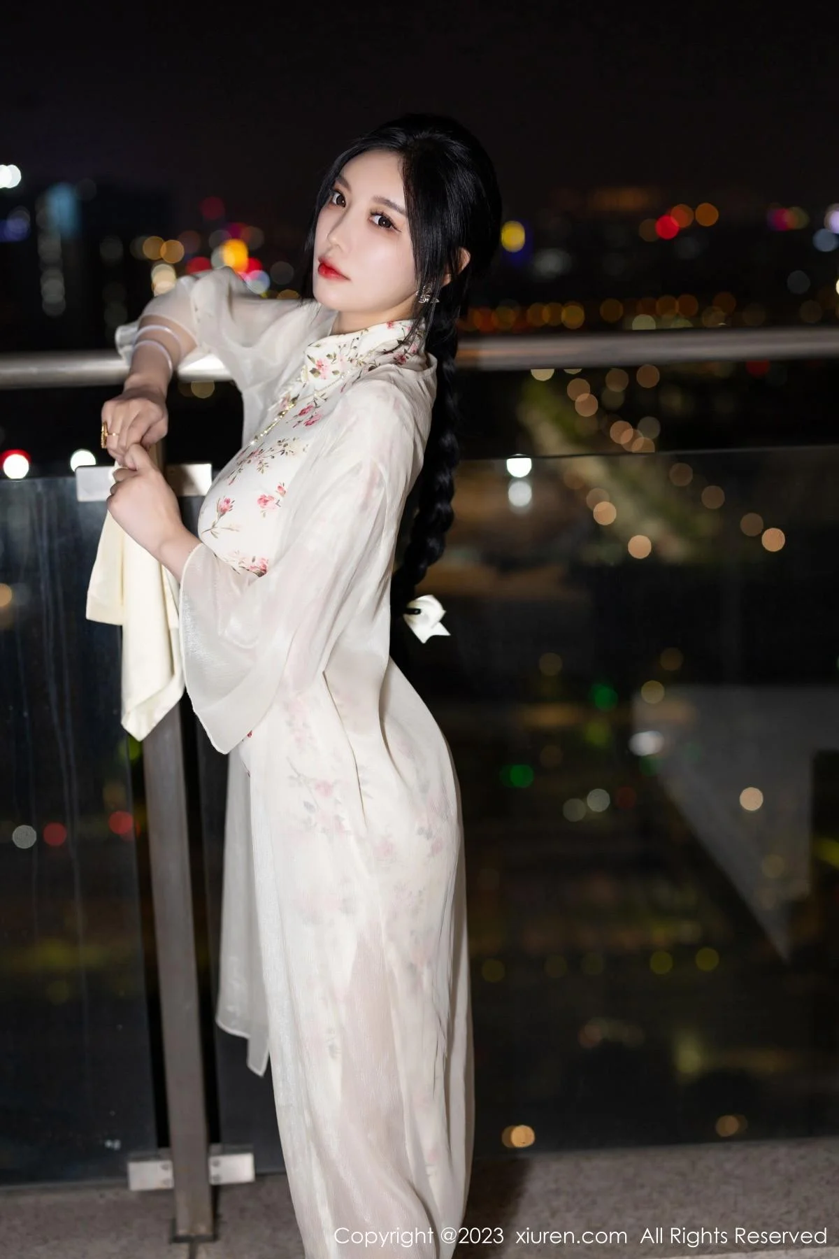 杨晨晨Yome性感米色长旗袍配开档肉丝秀丰腴身材绝美写真 第 4 张