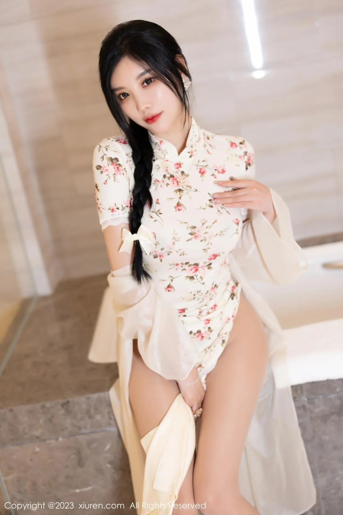 杨晨晨Yome性感米色长旗袍配开档肉丝秀丰腴身材绝美写真 第 41 张
