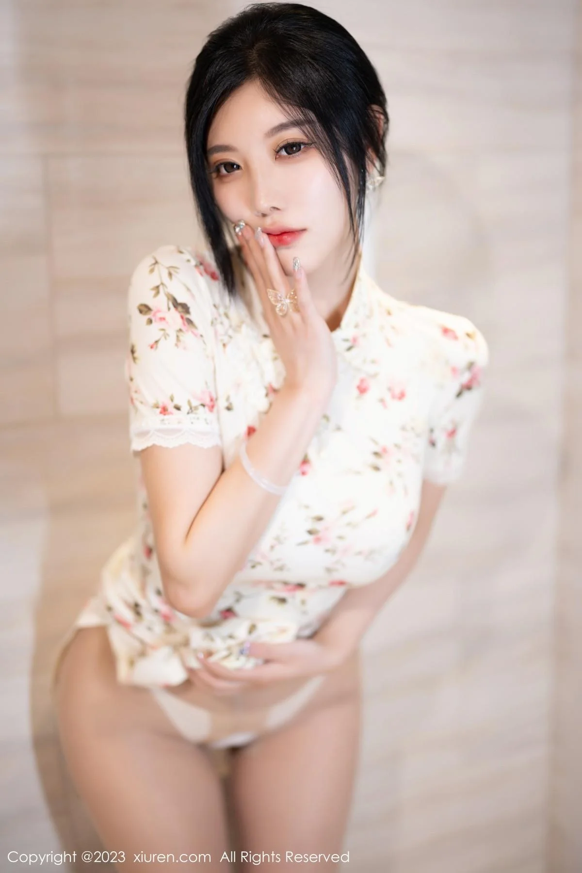杨晨晨Yome性感米色长旗袍配开档肉丝秀丰腴身材绝美写真 第 47 张