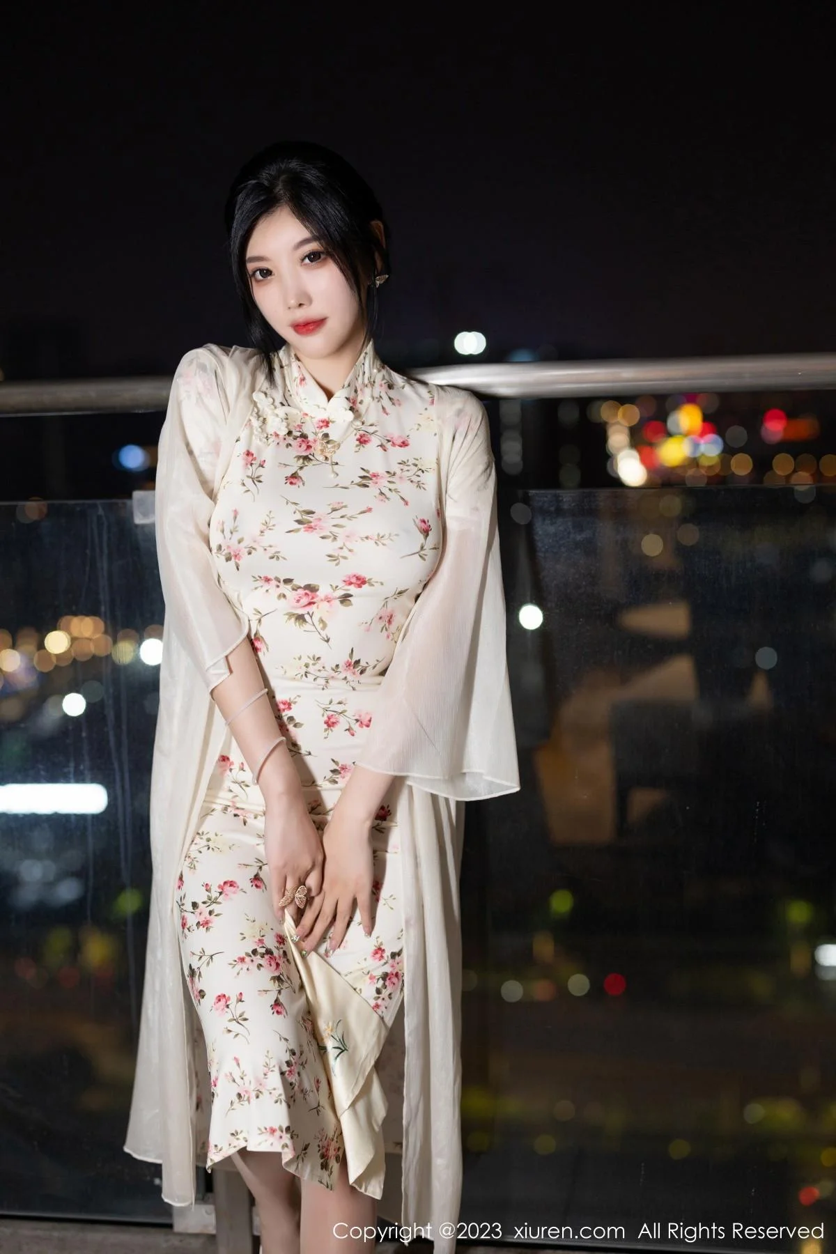杨晨晨Yome性感米色长旗袍配开档肉丝秀丰腴身材绝美写真 第 5 张