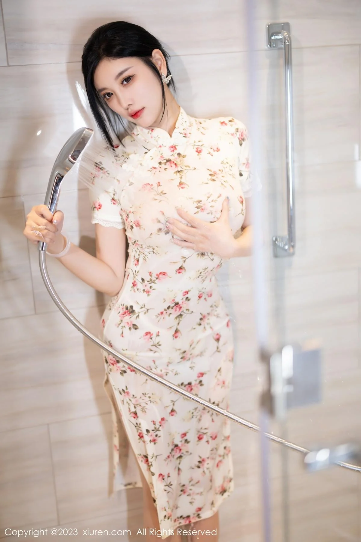 杨晨晨Yome性感米色长旗袍配开档肉丝秀丰腴身材绝美写真 第 51 张