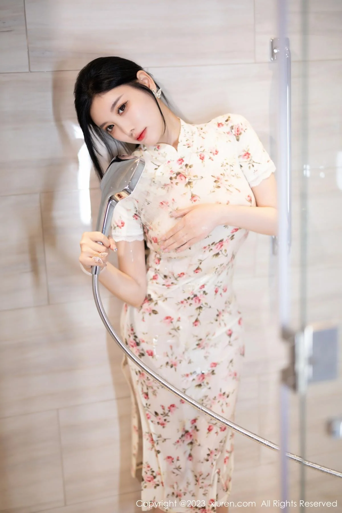 杨晨晨Yome性感米色长旗袍配开档肉丝秀丰腴身材绝美写真 第 52 张
